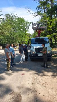 Заместитель Главы администрации Мангушского муниципального округа Михаил Чекалов посетил село Агробаза, где провел встречу с коллективом МБУ «СБ «Вектор»
