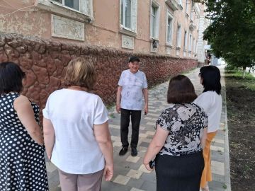 Депутат Амвросиевского муниципального совета Александр Пономаренко встретился с жителями улицы Ленина