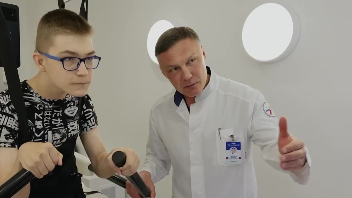 Вместе мы строим будущее страны: помогаем людям, изобретаем новые технологии, защищаем наши границы и интересы, работаем в полях и на предприятиях