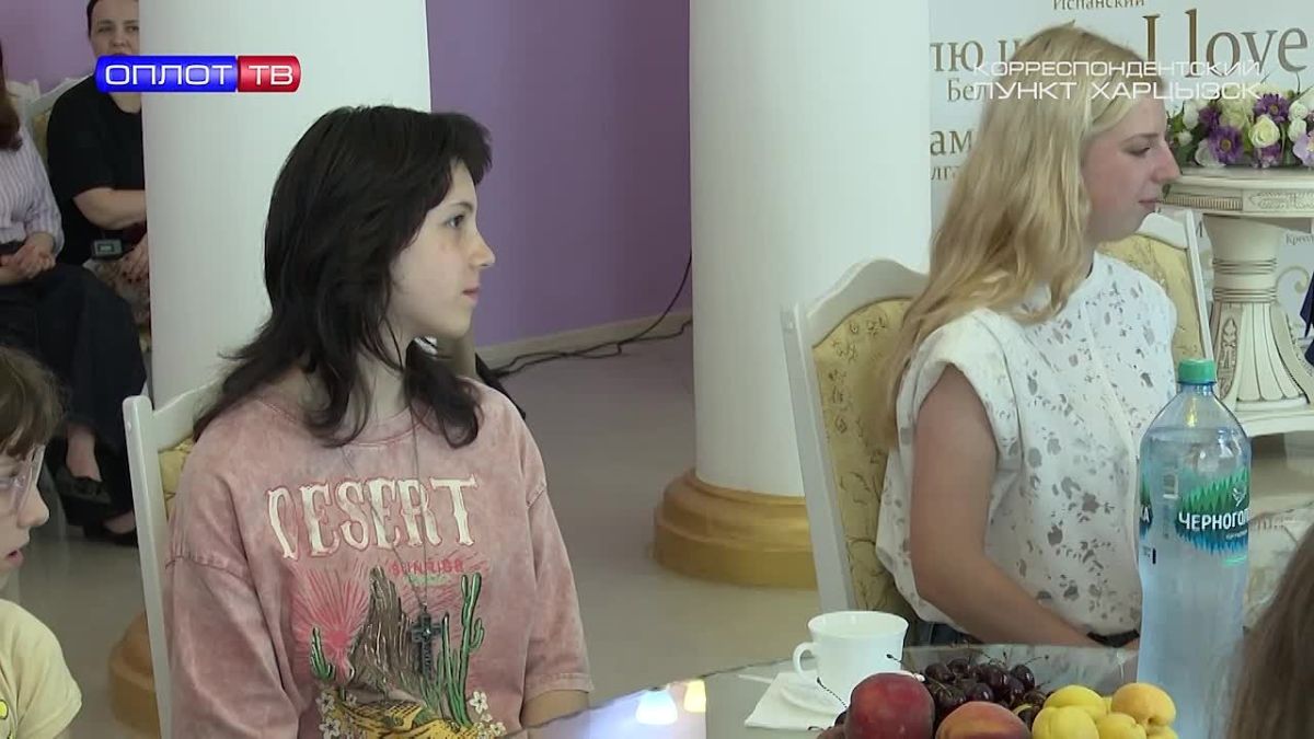 Анита Цой в гостях у харцызского театра