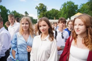 В Петергофе прошел «Бал медалистов» с участием школьников из Мариуполя