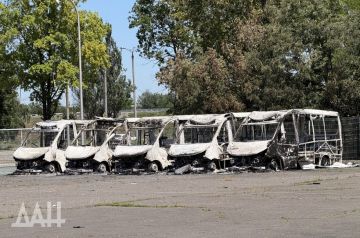Фото: уничтоженные обстрелом ВСУ автобусы в Донецке