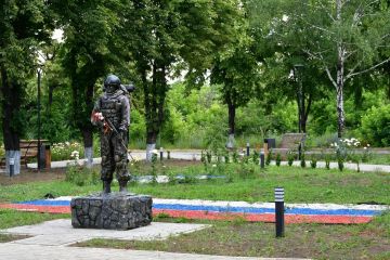 Сегодня, в День ветерана боевых действий, в Дебальцево возложили цветы с глубоким уважением и благодарностью к тем, кто встал на защиту Родины