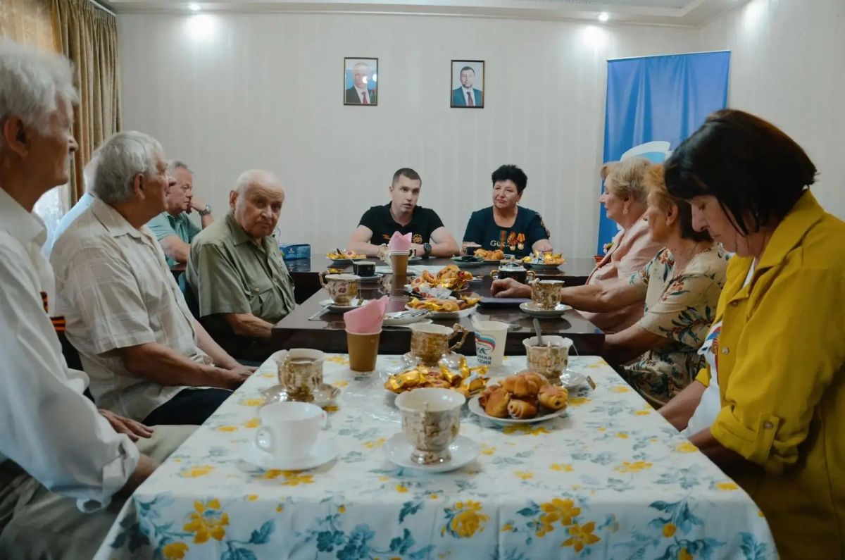 Сегодня, 1 июля, в День ветеранов боевых действий, в городском округе Торез состоялось душевное чаепитие, ставшее знаком благодарности и уважения к тем, кто защищал Родину