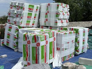 По заказу Сахалинской области строители ремонтируют кровлю шахтерской школы № 2