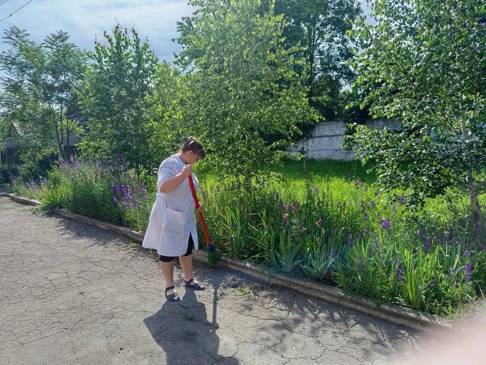 Сегодня, 2 июля, сотрудники ГБУ ДНР «Городской противотуберкулёзный диспансер г. Макеевки» в рамках акции «Чистый четверг» по благоустройству и уборке территории учреждения: покос травы, сбор видимого мусора, уборку...