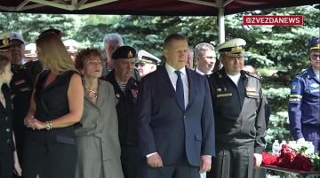 Соболезнования родным Михаил Гудкова от имени министра обороны России и начальника Генерального штаба ВС РФ передал замминистра обороны генерал армии Юнус-Бек Евкуров
