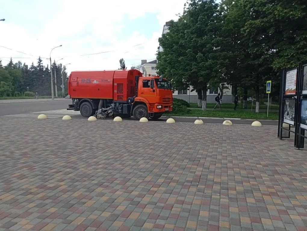 С заботой об округе. Работники Ясиноватского жилищно-эксплуатационного комбината завершили генеральную уборку на центральной улице Ясиноватой
