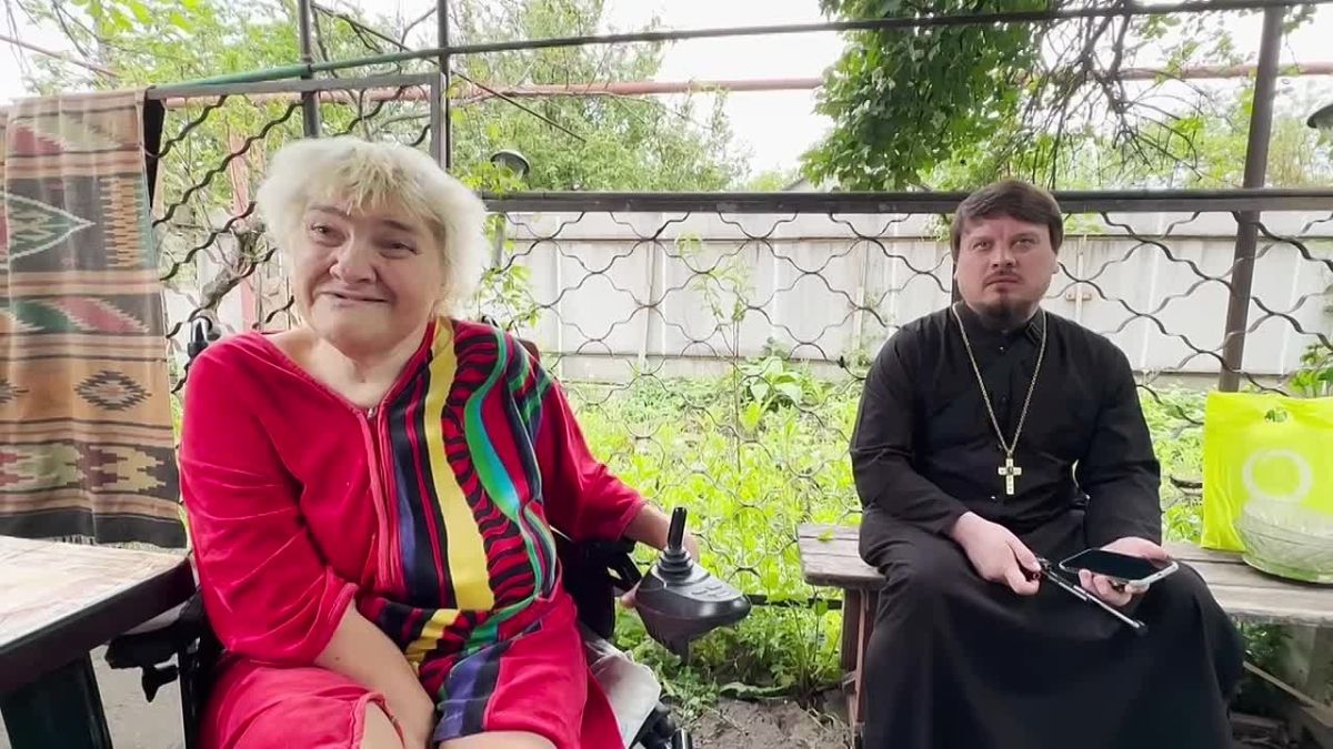 Священник из Югры помогает людям из Горловки