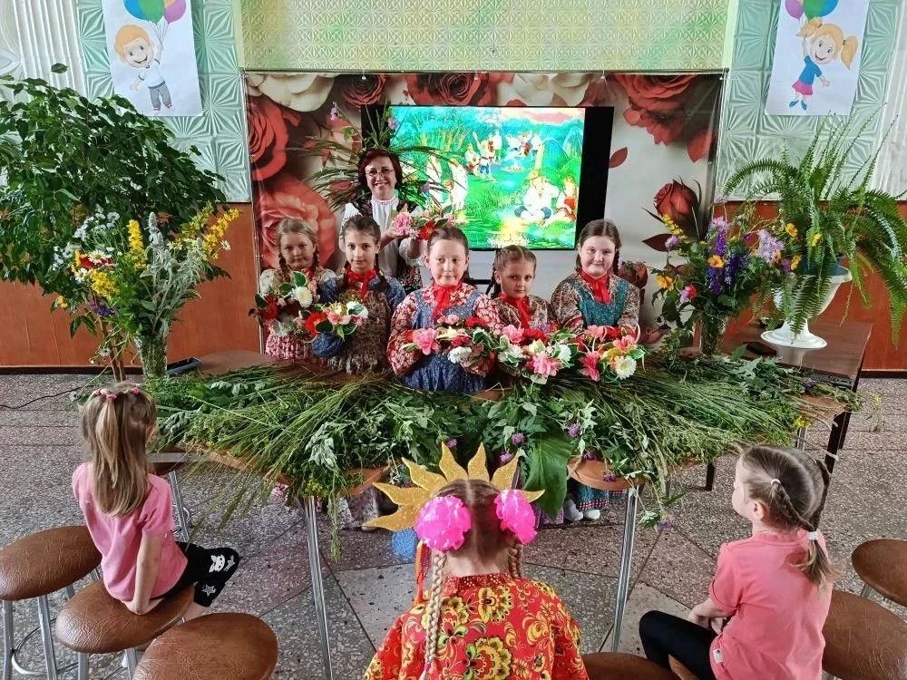 2 июля в МБУ «Клуб им. Пушкина» г.о. Торез прошёл видеообзор фольклорного праздника Ивана Купалы — «Тайны и обряды Купалья на экране», на который были приглашены жители посёлка
