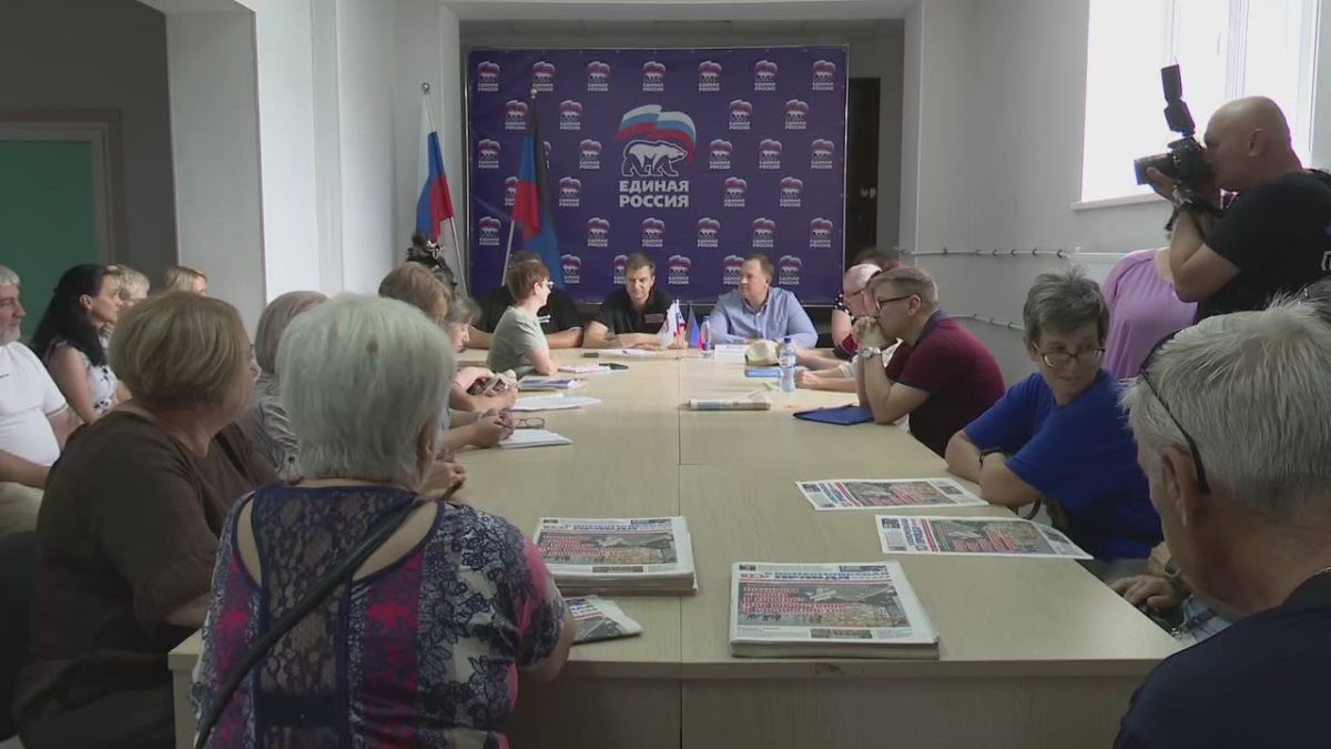 Встретился со старшими по домам в Мариуполе