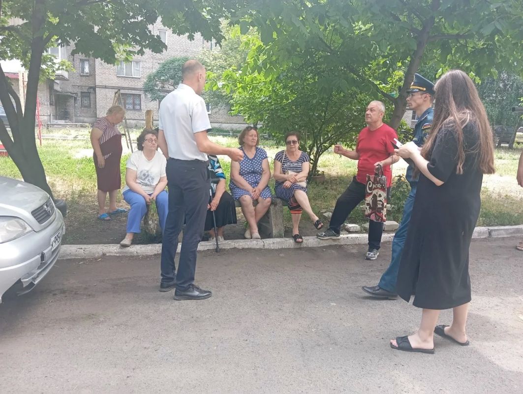 Сегодня, 03 июля 2026 года, заместитель главы администрации городского округа Дебальцево Евгений Глебов, провёл встречу с населением по улице Емченко