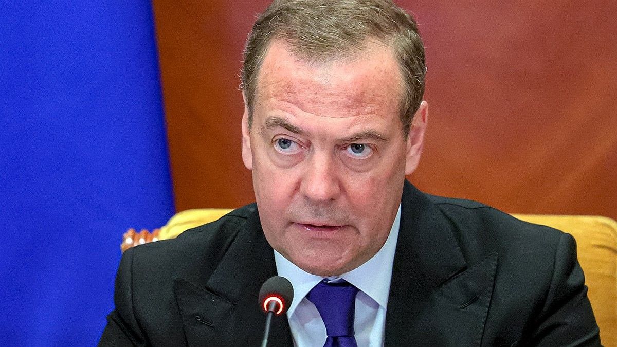 Медведев: новая полоса безопасности пройдет по территории трех областей