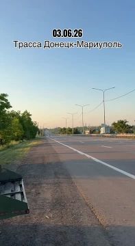 Чингис Дамбиев: Трасса Донецк - Мариуполь. Мобильная огневая группа ВС РФ сбивает пулеметным огнем с земли украинский беспилотник