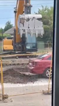 На Митрополитской водителя «закопали» за парковку на стройплощадке