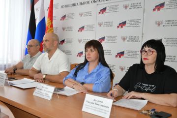 Сегодня, 6 июля, глава муниципального образования городского округа Дебальцево Сергей Желновач провел расширенное аппаратное совещание