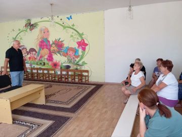 Сегодня депутат Тельмановского муниципального совета Юрий Корюк провёл встречу с коллективом ГБДОУ «Тельмановский детский сад «Катюша»