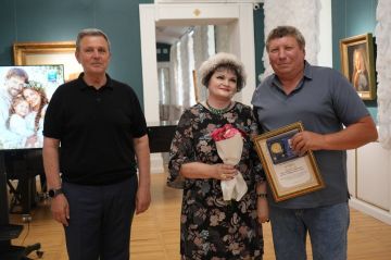 За крепкий семейный союз и хороший пример: работникам культуры ДНР вручили почетные награды