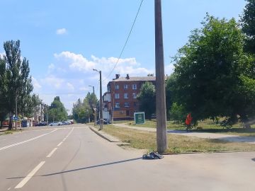 Сегодня, 6 июля, с целью приведения территории в надлежащее санитарное состояние силами МУП АГМ «Перспектива» проведены работы по уборке ул. Циолковского. Выполнены уборка смета под бордюром и подметание тротуара
