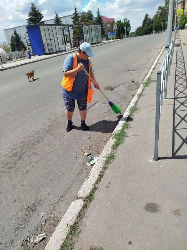 Коммунальщики Снежного продолжают благоустраивать территории общего пользования