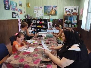 В Белосарайском СК прошла выставка детских рисунков «Семья глазами детей»