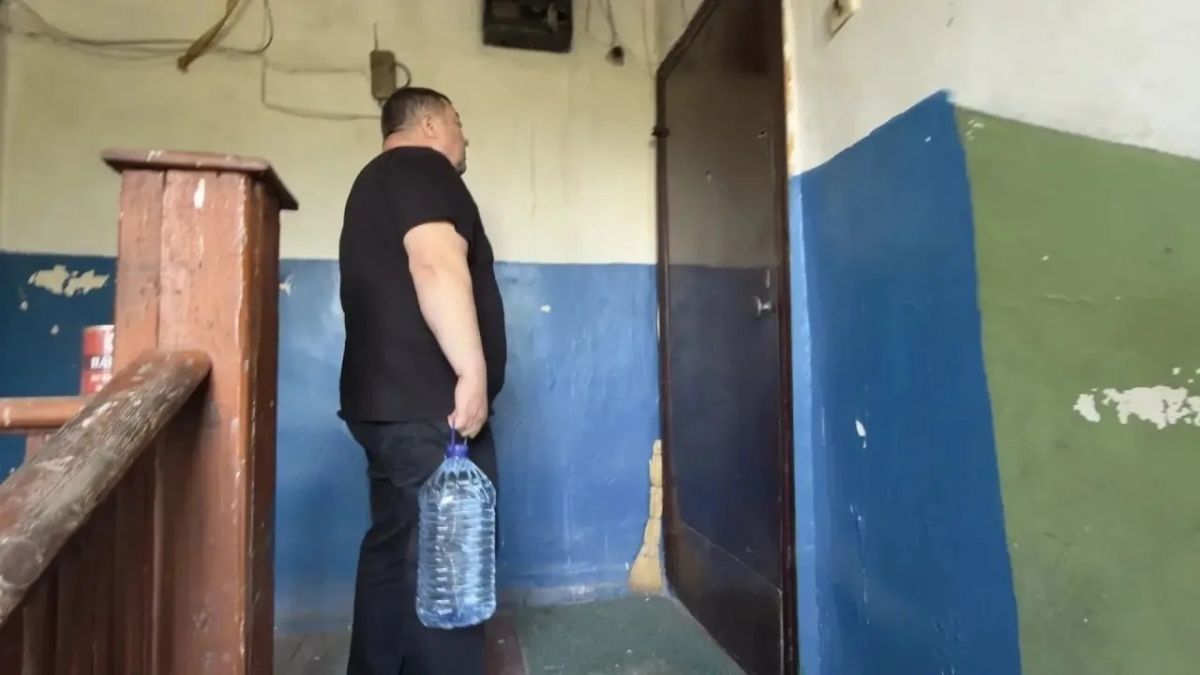 Роман Конев: Депутаты Горловского городского совета от «Единой России» Александр Кунов и Даниил Карабаев посетили места подвоза воды и осуществили адресный подвоз воды