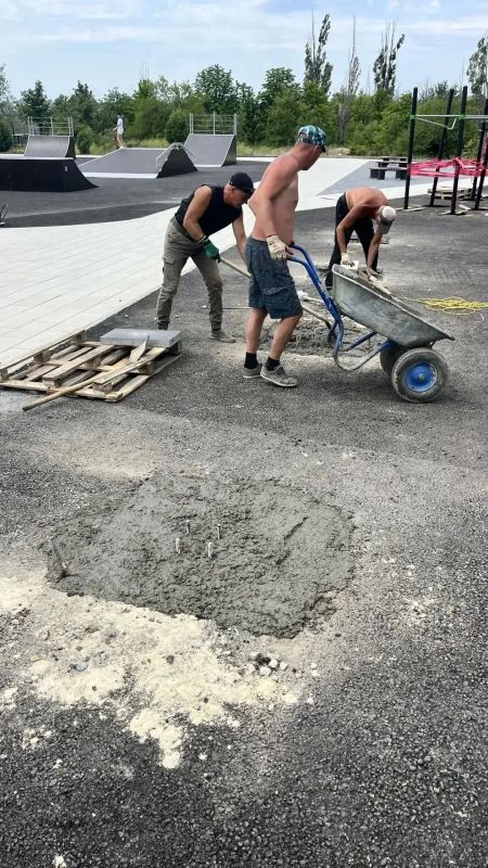 В парке «Юбилейный» продолжаются работы по созданию новой спортивной площадки