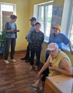 Сегодня, 07 июля 2026 года, начальник управления по работе с территориальными органами Анна Скубко провела встречу с жителями поселка Луганское, главной темой которой стало оформление социального контракта