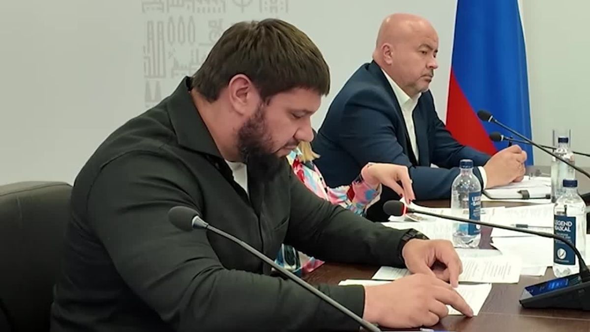 На еженедельном оперативном совещании с Главой ДНР Денисом Пушилиным руководитель Минстроя ДНР Владимир Дубовка выступил с докладом о текущей обстановке в сферах ЖКХ, строительства и благоустройства общественных пространств...