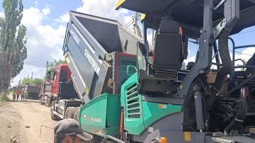 Хочу поделиться с вами хорошей новостью — в Горняцком районе, в жилмассиве Осипенко, активно идёт ремонт асфальтового покрытия