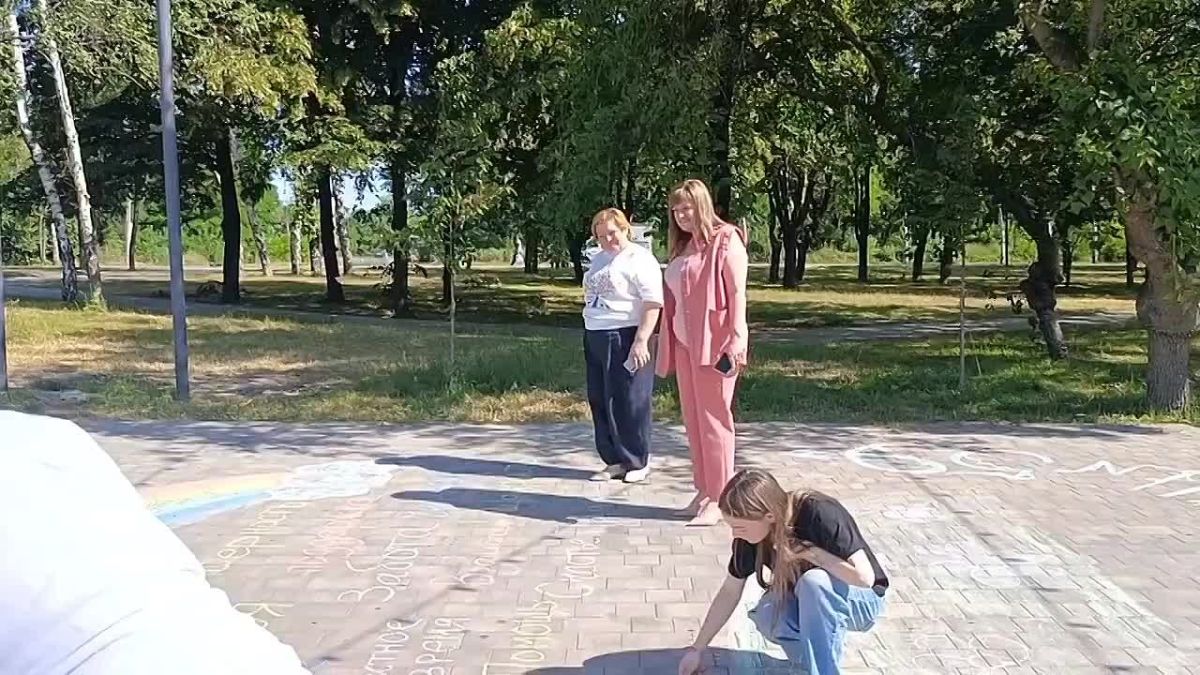 В преддверии Дня семьи, любви и верности наши юные макеевчане собрались, чтобы рисовать