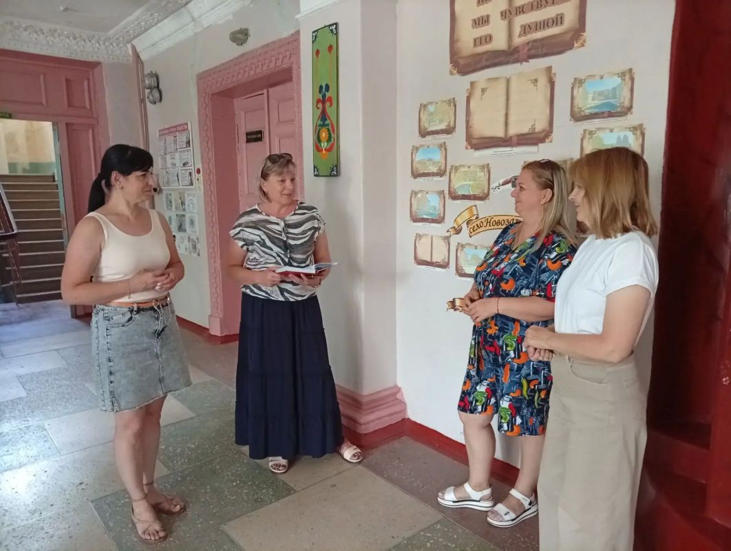 Врио начальника Новозарьевского территориального отдела Наталья Викторовна Криштопа провела рабочую встречу с сотрудниками МБУ "Новозарьевский СДК"