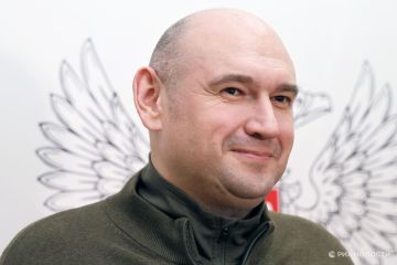 Солнцев вручил памятные знаки "Золотая молодежь Оренбуржья" молодым лидерам