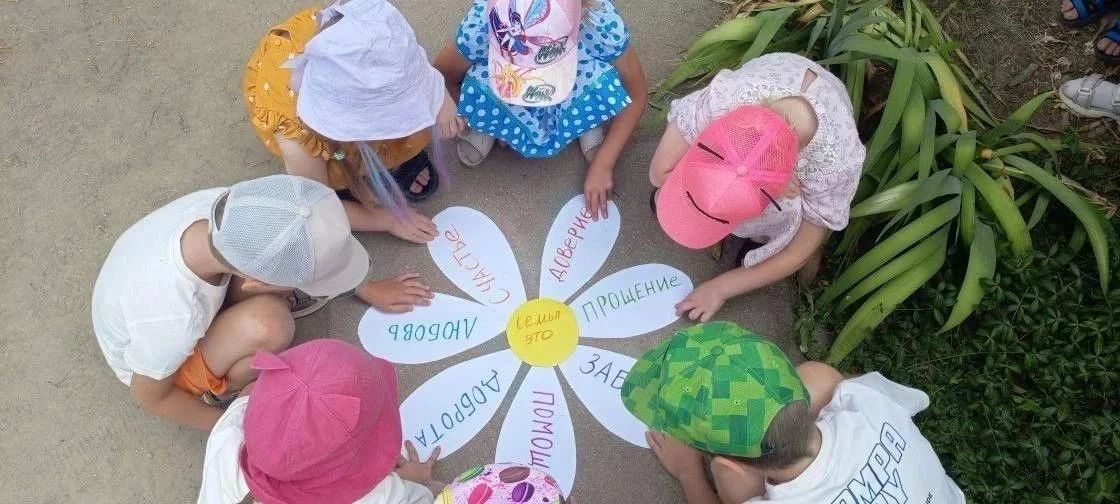В преддверии Дня семьи, любви и верности, который ежегодно отмечается в России 8 июля, воспитанники старшей группы «Теремок» (ГБДОУ "ДЕТСКИЙ САД № 50 Г.О. ТОРЕЗ") подготовили для своих родных особенный подарок