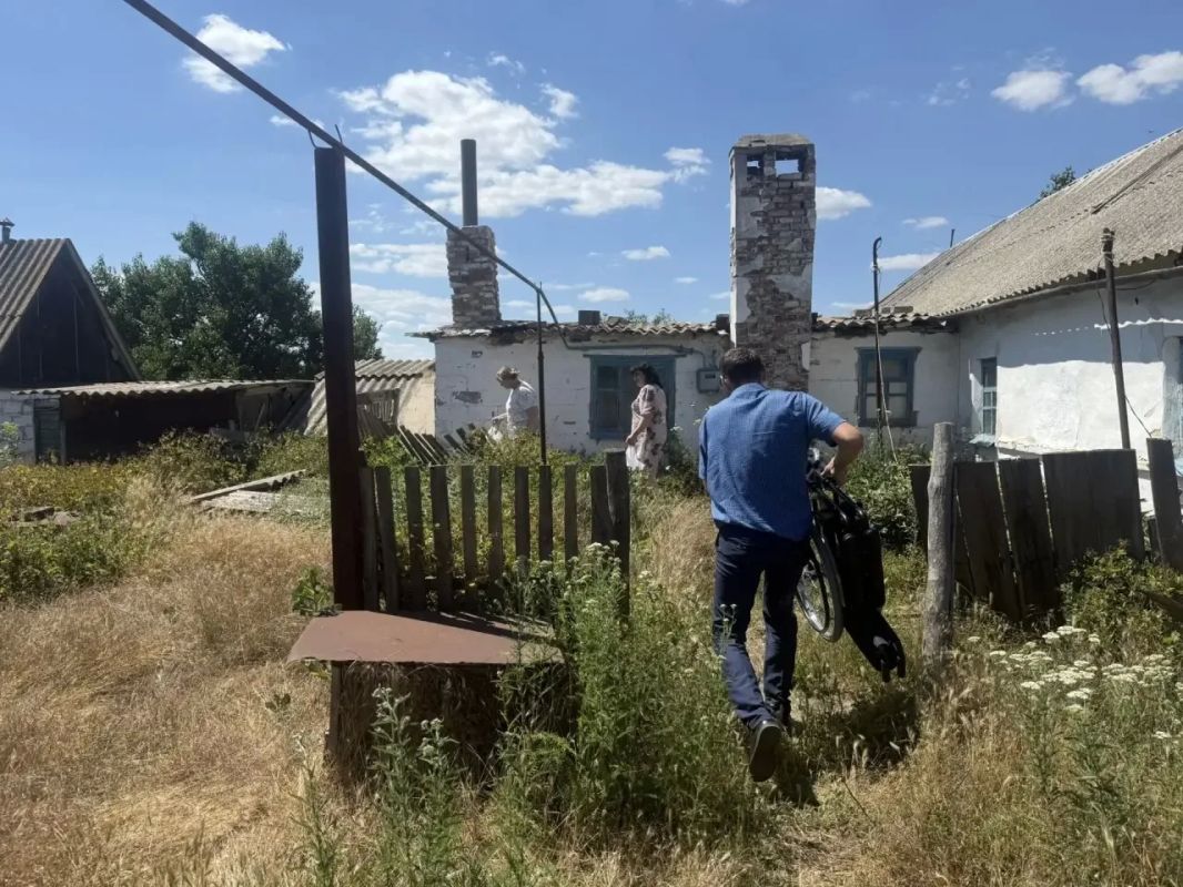 С заботой о защитнике. Сотрудники Администрации совместно с членами Совета женщин Мангушского муниципального округа и Мангушской районной организации воинов-интернационалистов "Товарищ" навестили ветерана специальной военной...