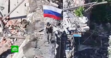 Российские бойцы эвакуируют мирных жителей из освобожденной Константиновки
