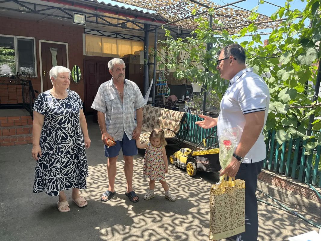 В честь празднования Дня семьи, любви и верности Глава Новоазовского муниципального округа Василий Овчаров вместе с активистами Молодой гвардии навестил семьи, отмечающие в этом году юбилеи бракосочетания