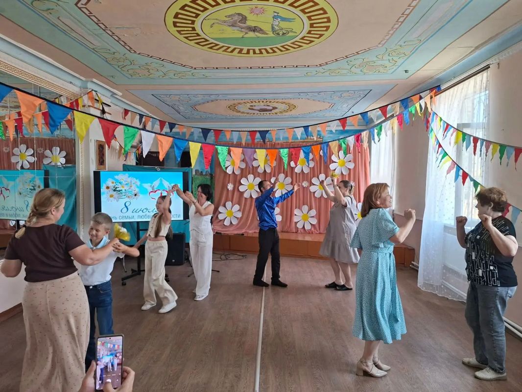 «Счастье моё — семья!». В Стыльском центре греческой культуры царила невероятно теплая атмосфера! Здесь прошла большая развлекательная программа, посвященная Дню семьи, любви и верности