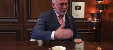 Кто этот тип в очках с красным лицом – мы не знаем