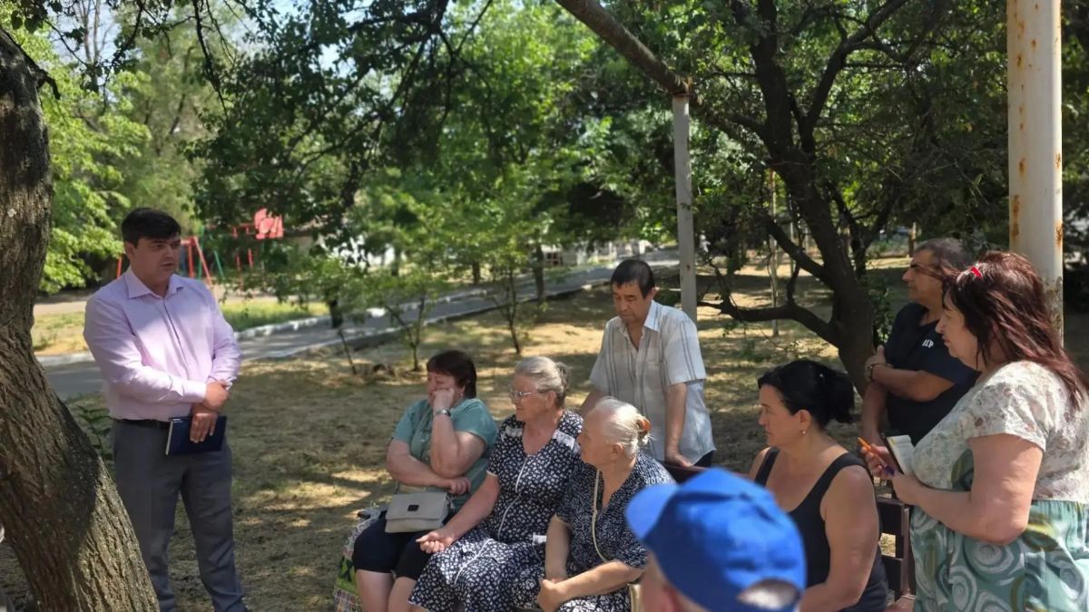 8 июля Глава муниципального образования городской округ Торез Артем Чесноков провел встречу с населением по адресу: ул. Пионерская, д.2
