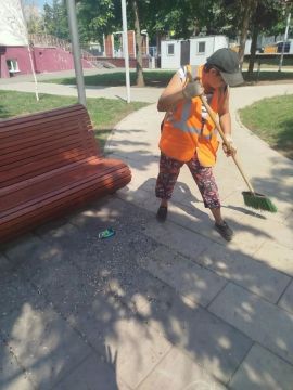 Коммунальщики Снежного продолжают благоустраивать территории общего пользования