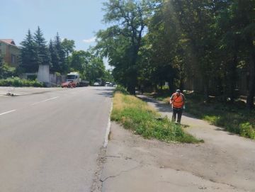 Сегодня, 8 июля, с целью приведения территории в надлежащее санитарное состояние в Кировском внутригородском районе города Макеевки силами Филиала № 3 «Макеевский металлургический завод» ООО «ЮГМК ДОНЕЦК» ведутся работы по...