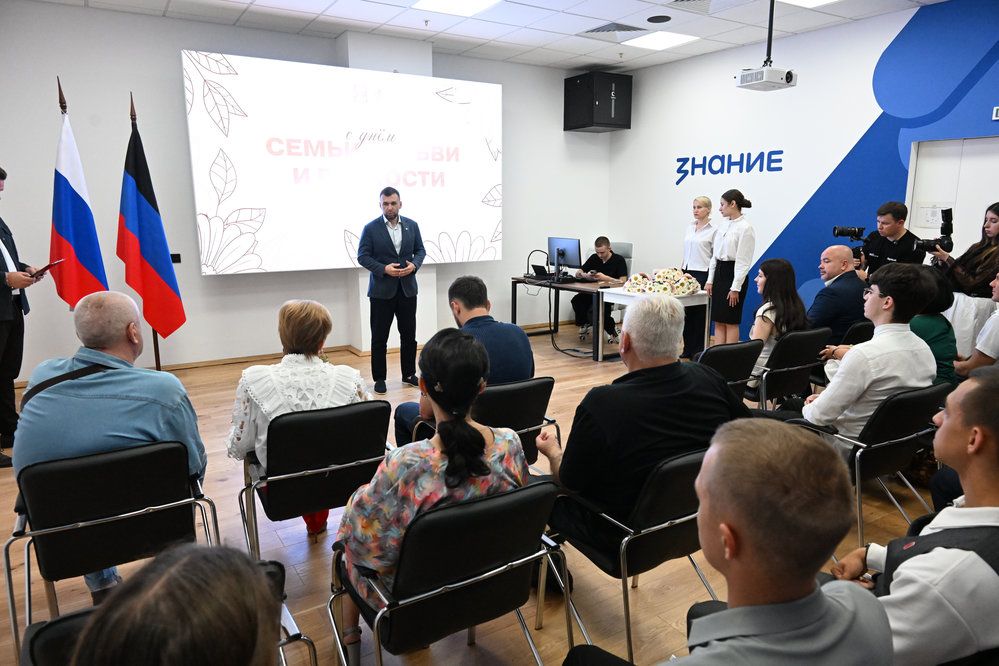 Денис Пушилин принял участие в заседании совета движения детей и молодежи и наградил семейные пары