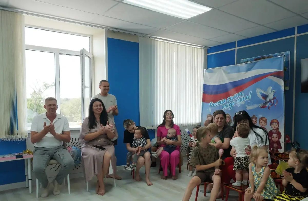 В День семьи, любви и верности в ГБДОУ "Володарский детский сад №1 "Солнышко" Володарского м.о." состоялось мероприятие «Ползунки наперегонки», объединившее самых юных жителей округа и их родителей