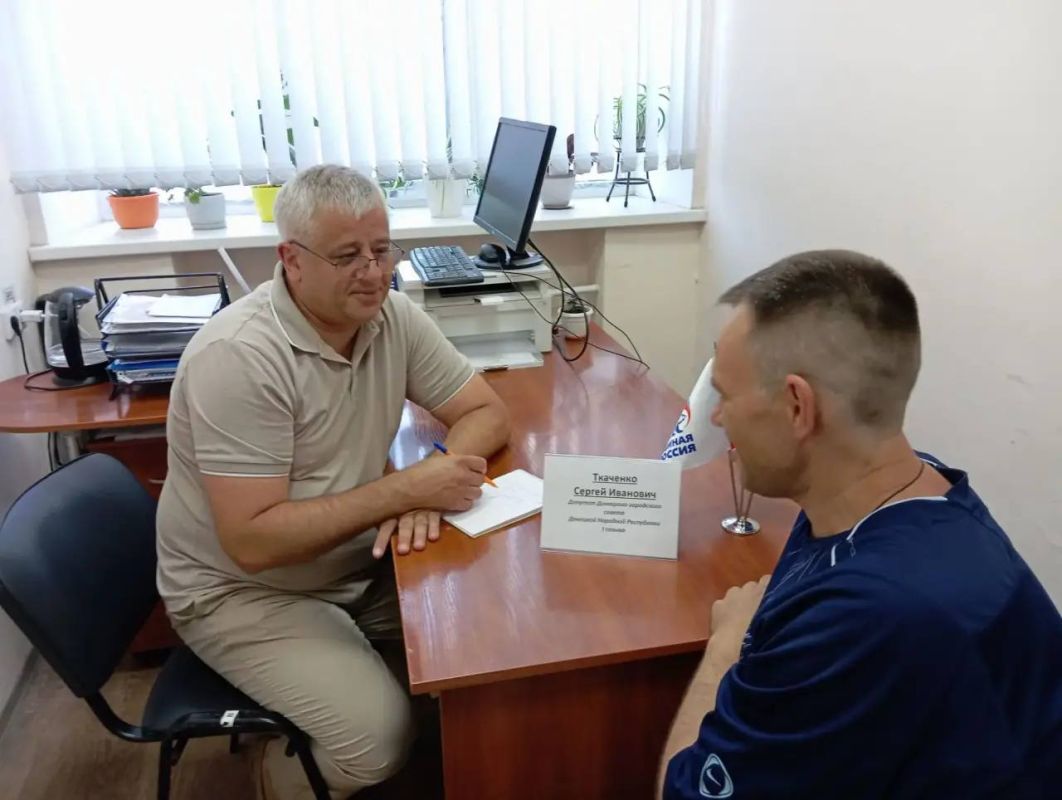 Сегодня, 8 июля, провел личный приём граждан в общественной приёмной партии депутат Донецкого Городского Совета Ткаченко Сергей