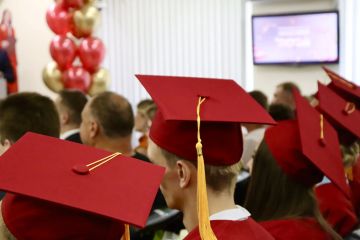 Вместе с Министром экономического развития Донецкой Народной Республики Дмитрием Красновым приняла участие в торжественной церемонии вручения дипломов выпускникам Донецкого филиала Президентской академии