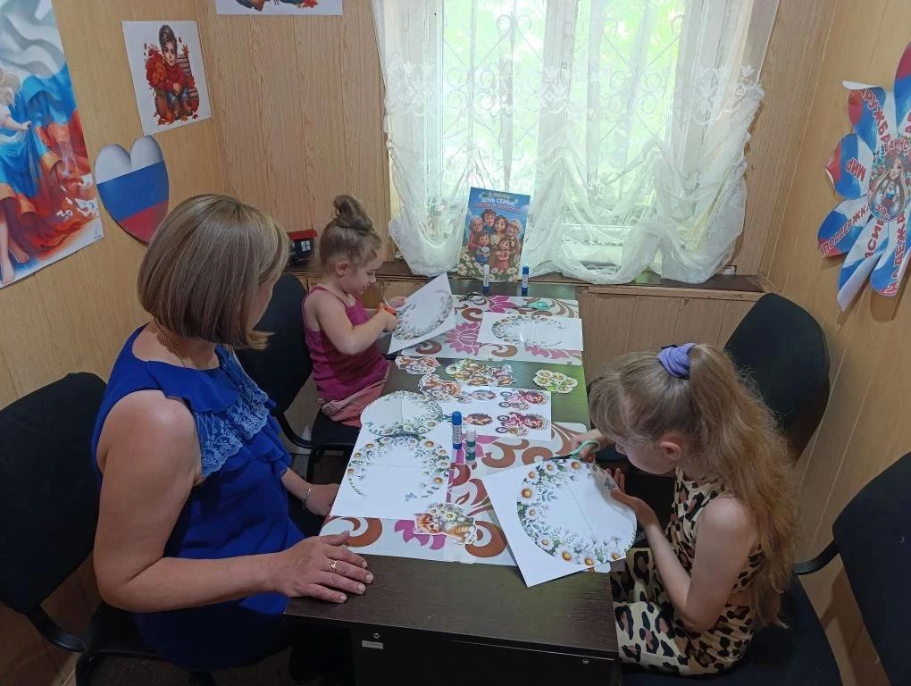 «Ромашка- символ семьи»!. В день семьи, любви и верности Отдел культуры Администрации Краснолиманского округа провел информационно-правовую лекцию и творческую мастерскую с детьми Краснолиманщины