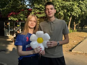 В Докучаевске прошла акция «Ромашковое счастье»: праздник добра и любви в рамках проекта «Доброслужащий»