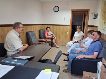 Заместитель председателя Амвросиевского муниципального совета, руководитель фракции "Единая Россия" Юрий Толок провел встречу с коллективом филиала Амвросиевского "Донснабкомплекта"