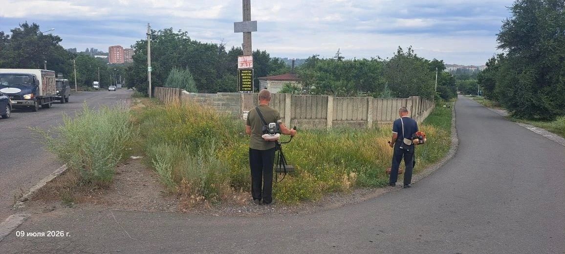 Елена Рязанцева: Сегодня Управой Пролетарского внутригородского района ведутся работы по покосу травы вдоль дороги по ул. Борцов Революции-ул. Келлера